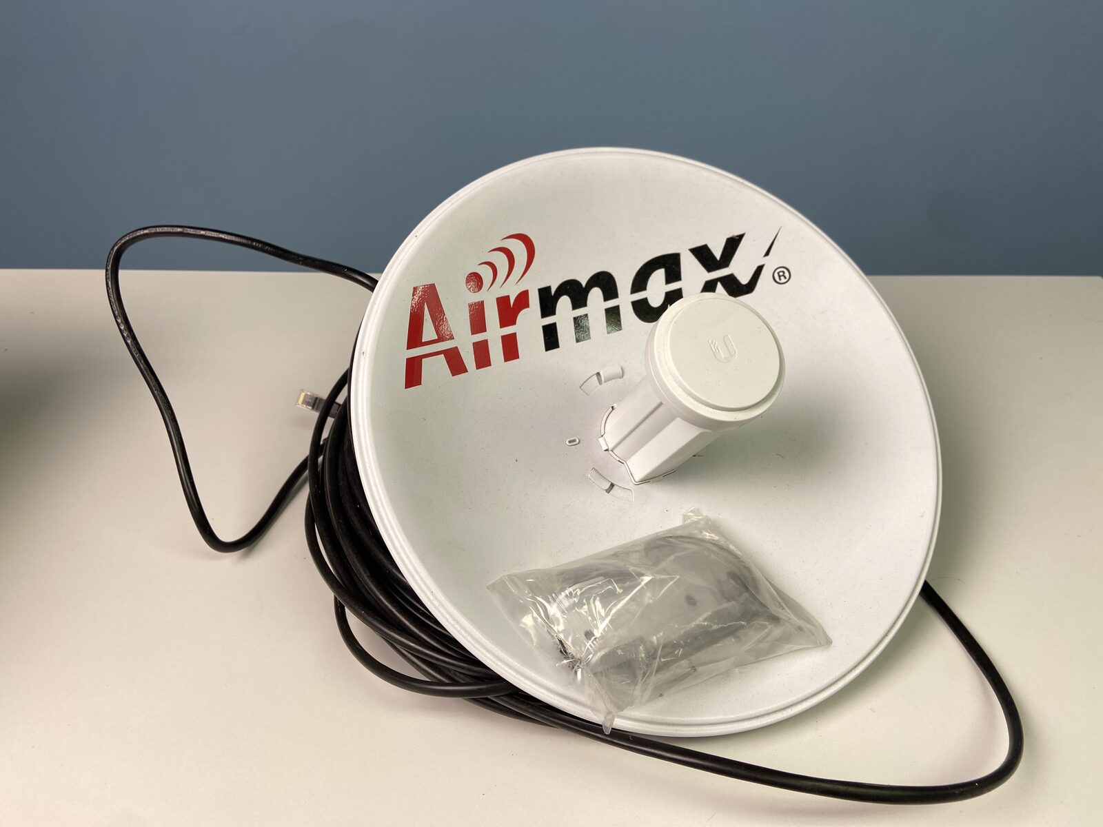 Antena kierunkowa talerzowa Airmax, z uchwytem