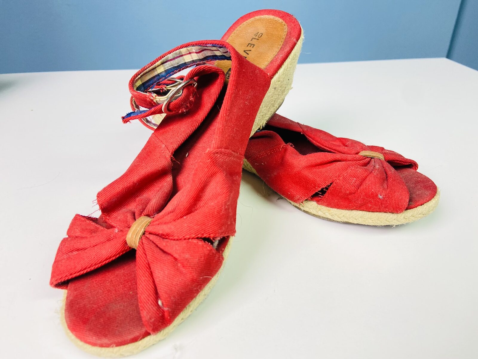 Espadryle czerwone na koturnie, rozmiar 40, uszkodzone